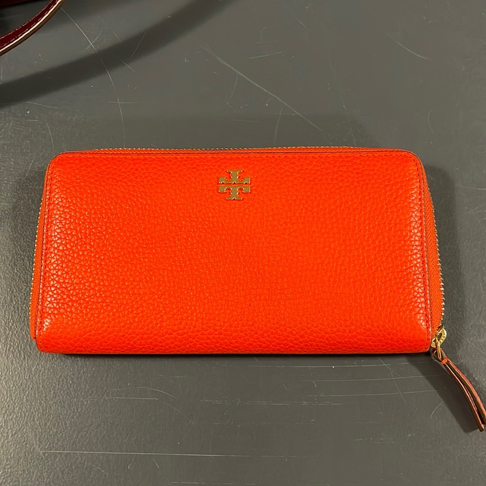 Tory Burch orange zipper wallet EUC